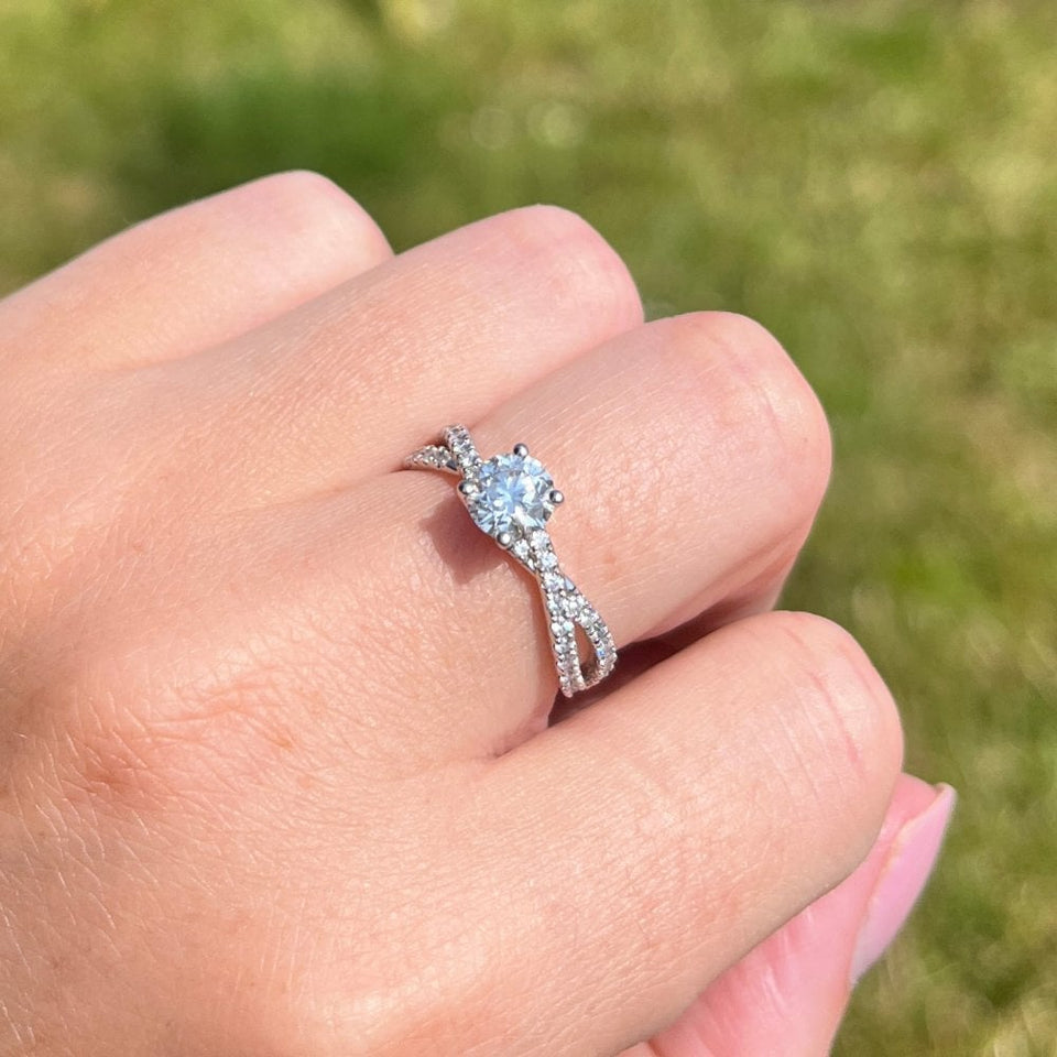 Francis & Gaye 18ct Gold Envelope Twist Solitaire Ring
