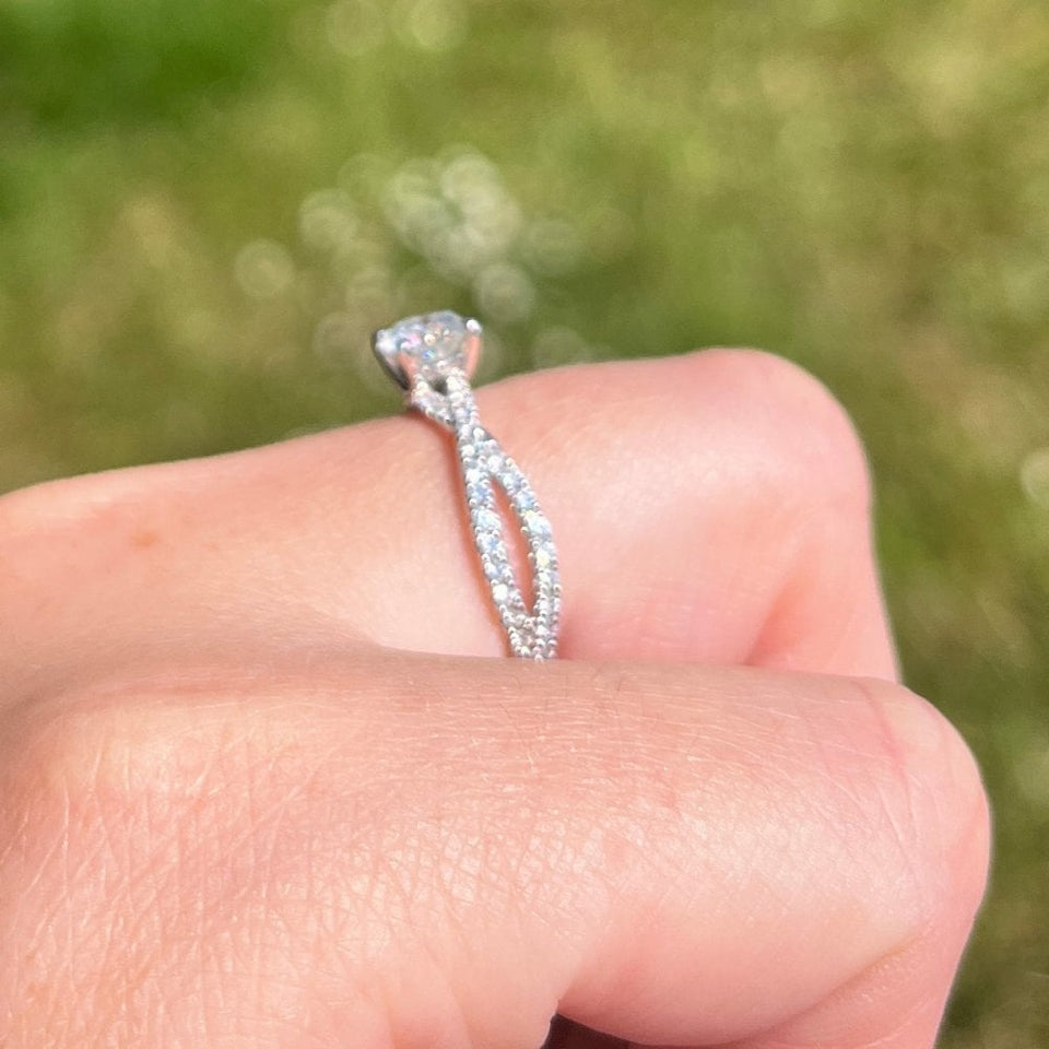 Francis & Gaye 18ct Gold Envelope Twist Solitaire Ring