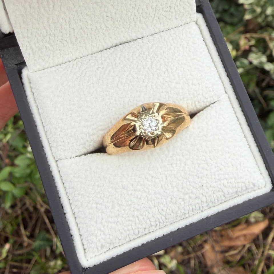 Francis & Gaye PRE-LOVED 9ct Yellow Gold Diamond Signet Ring