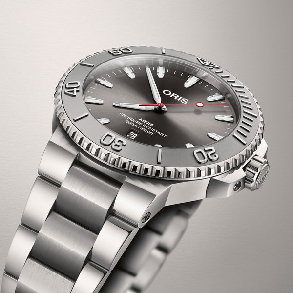 ORIS Men's Aquis 43.5mm Grey Dial Bracelet Watch